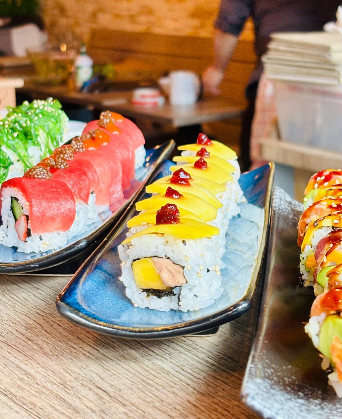 Table dressée de rolls signature dans la salle du restaurant
