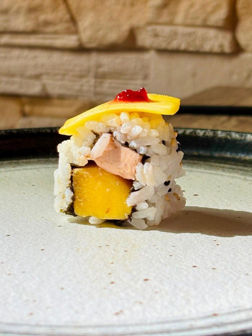 Roll mangue et saumon en pièce unique
