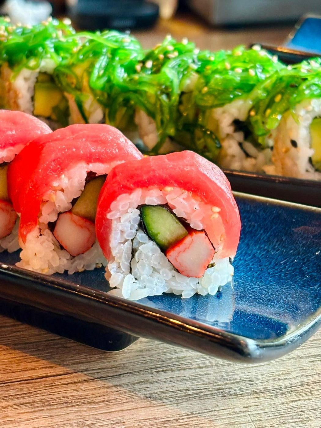 Rolls thon et algues sur ardoise bleue