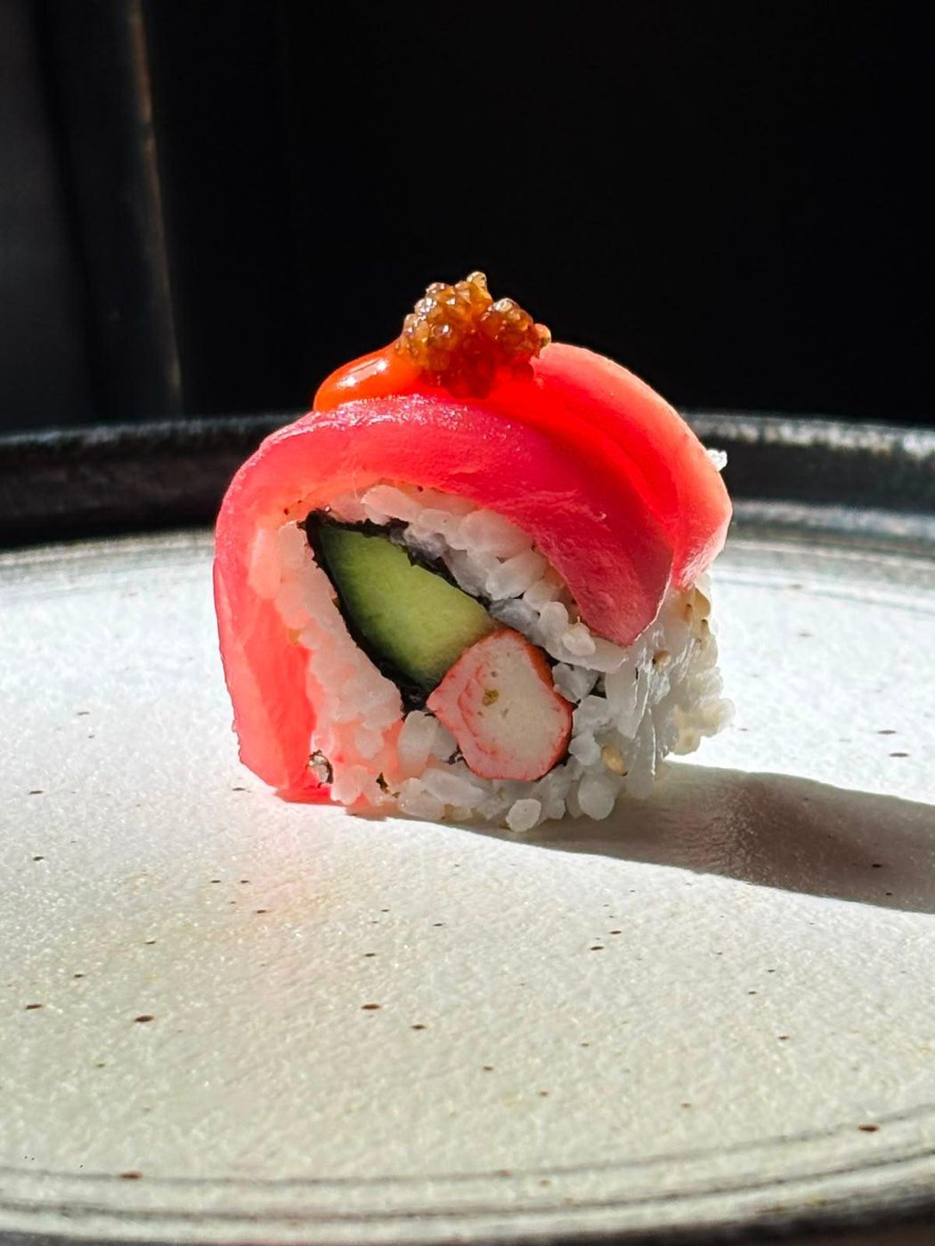 Roll thon sur assiette de céramique